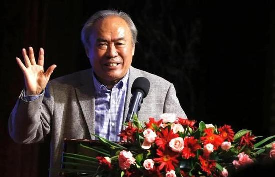 美女脱下内衣内裤让男人舔
